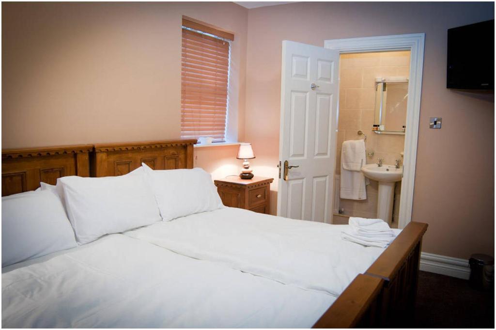 Hopper Inn Bar & Guest Accommodation Ballynaskreena Room photo