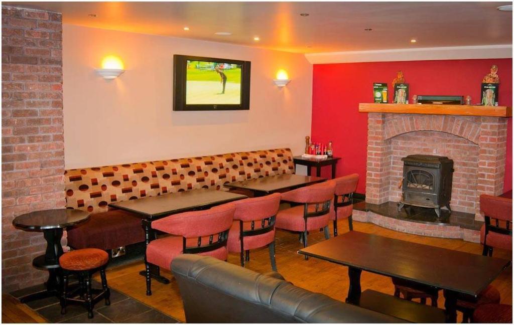 Hopper Inn Bar & Guest Accommodation Ballynaskreena Exterior photo